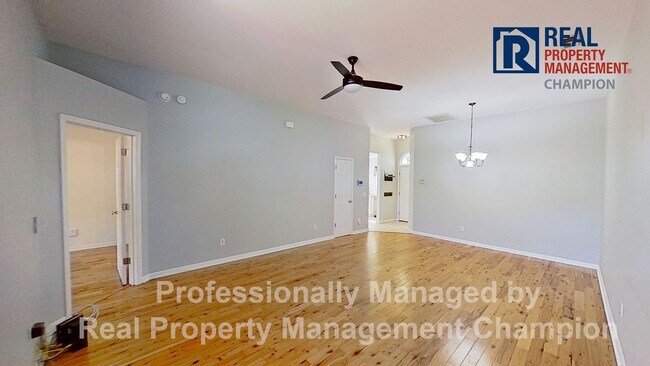 Building Photo - Charming 2 BD/2 BA Townhouse w/Split Bedroom Layout and Private Patio
