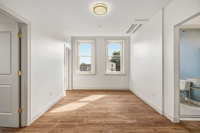 Unit 2 Living Room - 319 Connecticut St