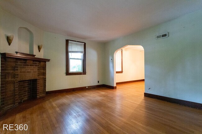 Building Photo - 3 br, 1 bath House - 1537 Dagmar St.  Beec...