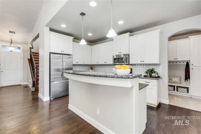 Building Photo - 514 N Vandries Way