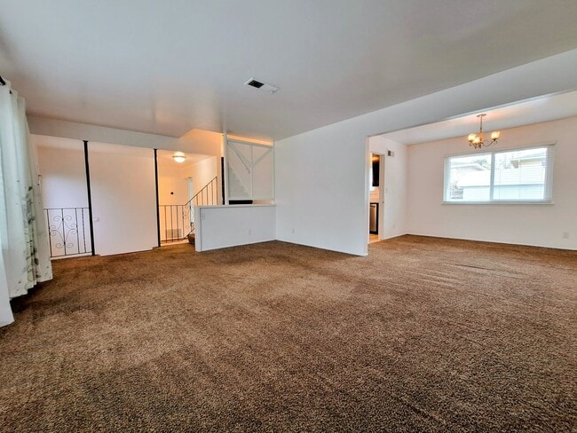 Building Photo - Newly Refurbished Large 3bd House With Den...
