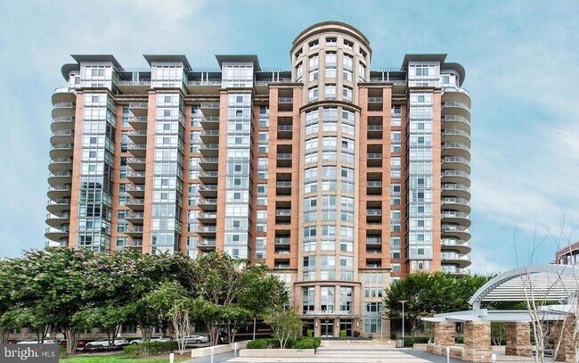 Foto del edificio - 8220 Crestwood Heights Dr