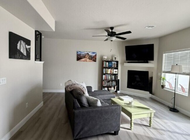 Building Photo - Beautiful 3 Bed/2.5 Bath Townhome For Rent!