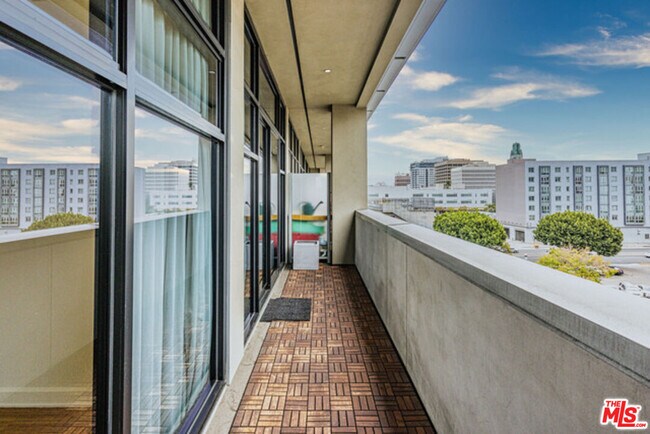 Foto del edificio - 3223 W 6th St