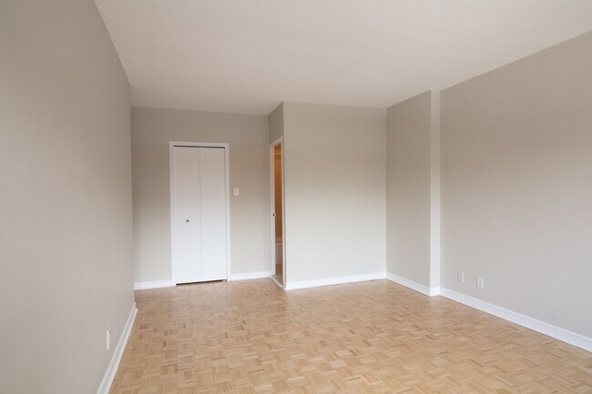 Building Photo - 4555 Av. Bonavista