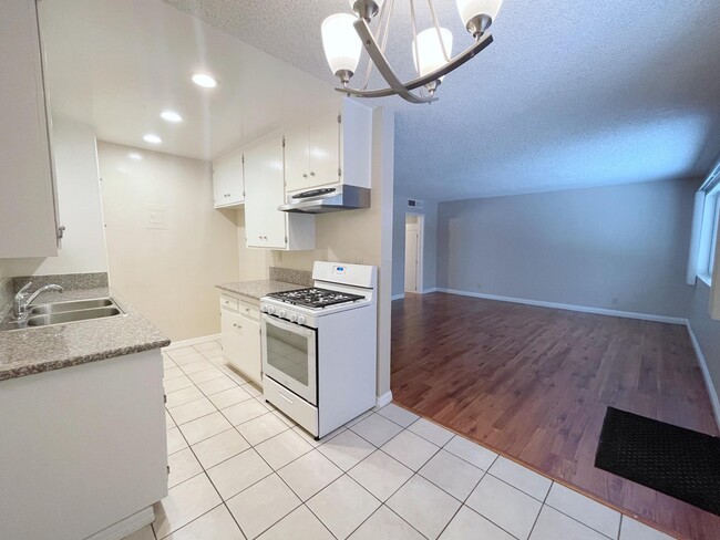 Building Photo - El Molino South