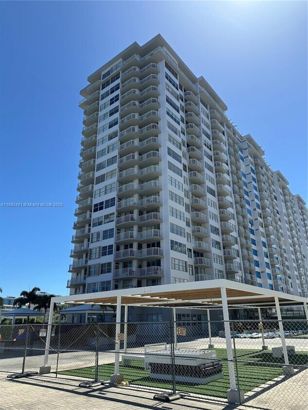 Foto principal - 18021 Biscayne Blvd