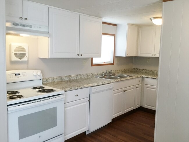 Building Photo - Recently Remodeled Two Bedroom/1 Bath Mobile Home near Downtown Clover!!