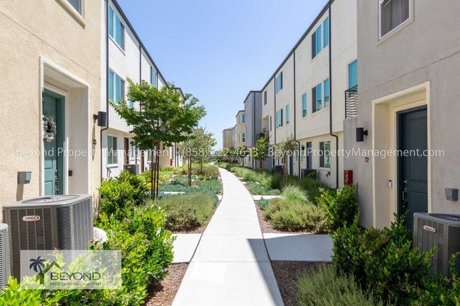 Foto del edificio - OTAY MESA !!!TRI LEVEL PERFECTION 2 BED/2....