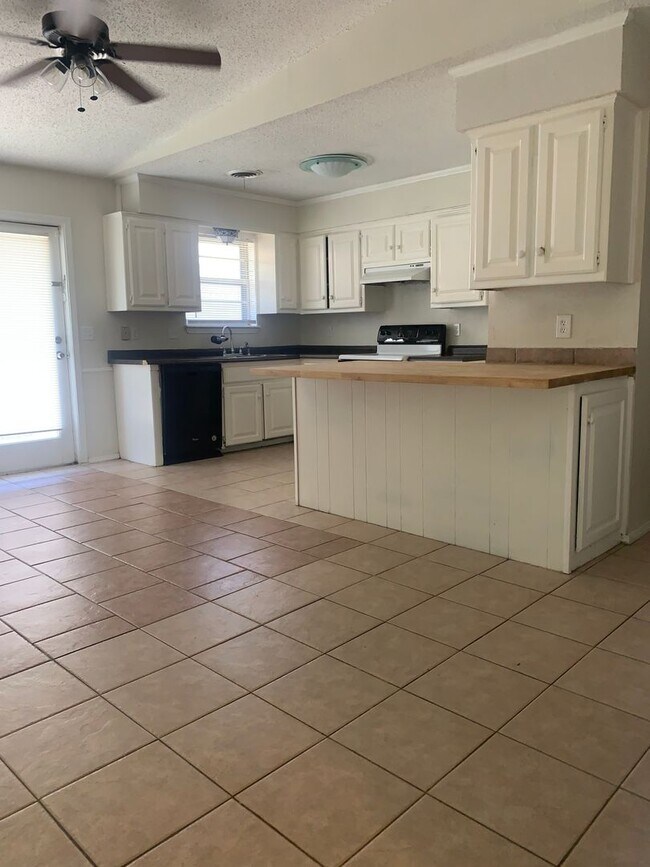 Foto del edificio - 4bedroom in 2bathroom located in Avondale