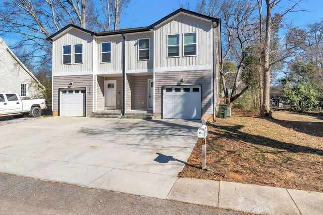 Foto del edificio - Elegant 3 Bedroom, 2.5 Bathroom Duplex with 1-Car Garage in Woodruff $1750/mo rent