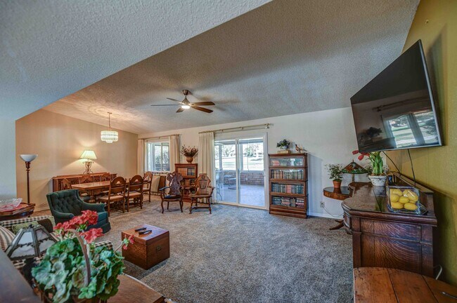 Building Photo - Spacious 3 bed 2 bath unfurnished long ter...