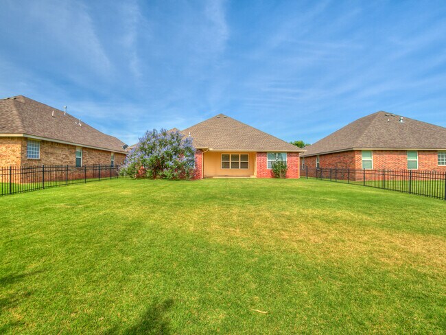Building Photo - Gated Community + Edmond Schools + Lawn ca...