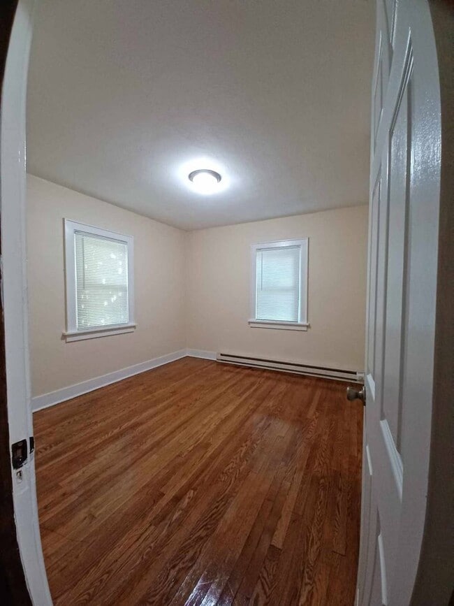 Building Photo - 2422 Benderwirt Ave