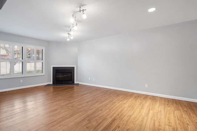 Building Photo - Spacious Townhome for Rent in Downtown Che...