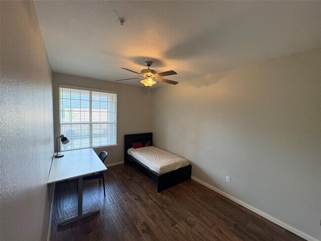 Building Photo - 7575 Kirby Dr