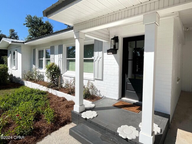 Building Photo - 413 Rowe Dr