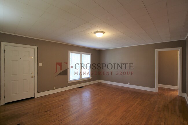 Building Photo - 2 bedroom 1 bath Triplex in central Tyler!