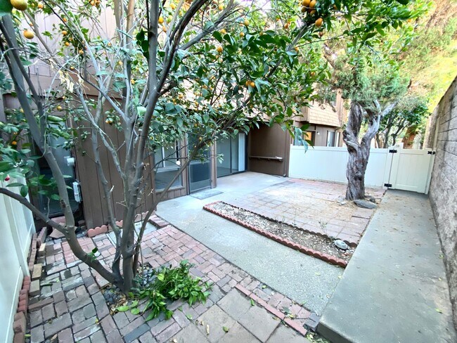 Building Photo - 455 W Duarte Rd