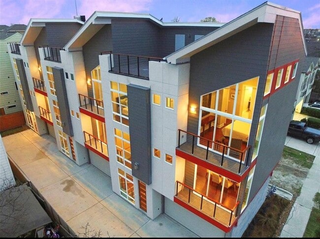 Building Photo - 5305 Darling St