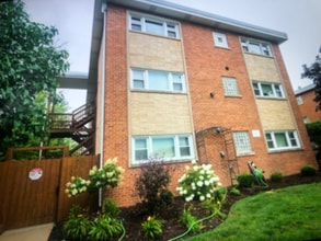 Building Photo - 6044 N Melvina Ave