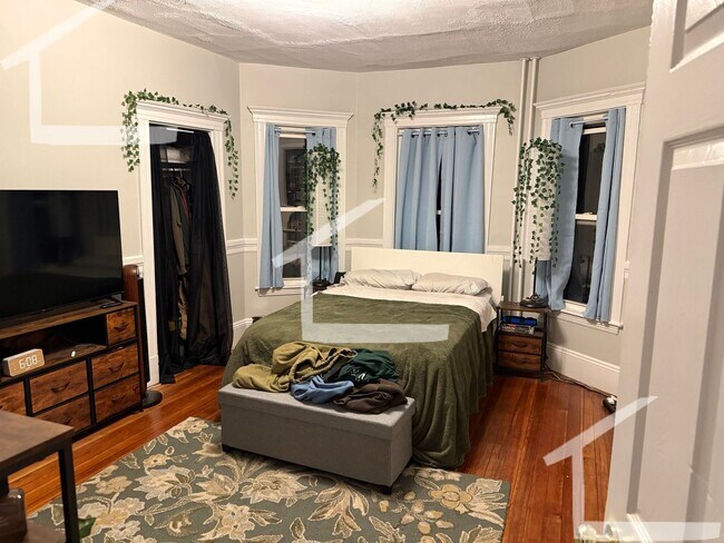 Building Photo - 9/1 Spacious 4BR with heat/hot water inc