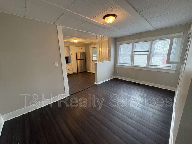 Building Photo - 706 School St