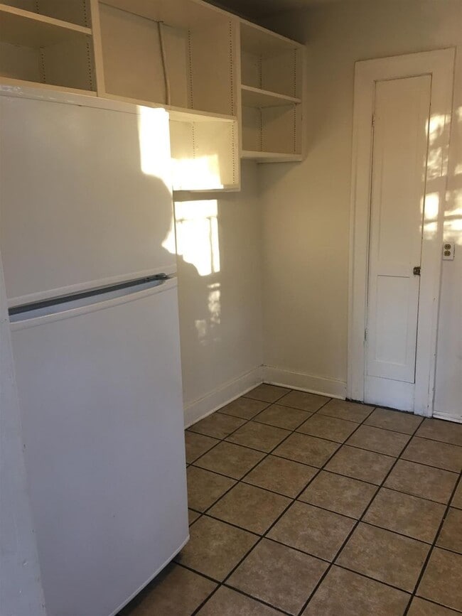 Building Photo - Main floor of Adorable home for rent!