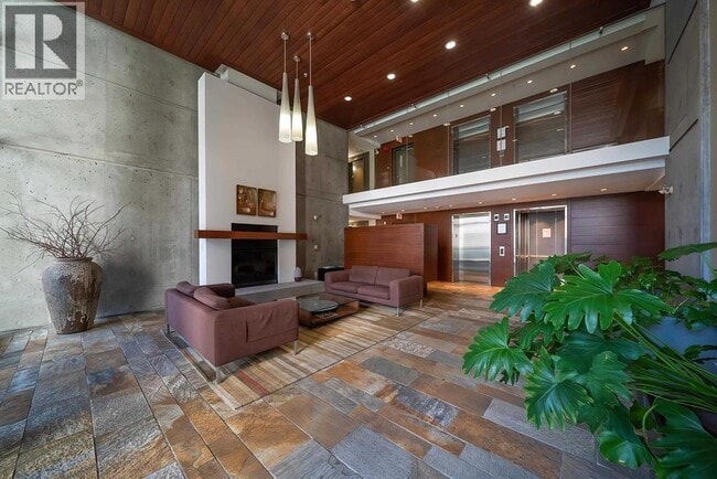Building Photo - 6015 Iona Dr