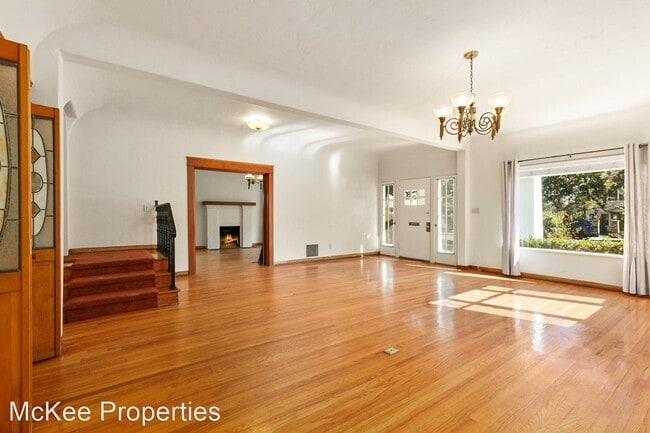 Building Photo - 4 br, 2 bath House - 560 A Avenue