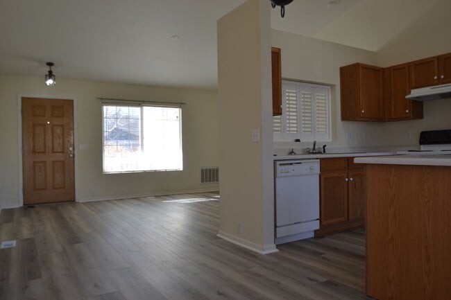 Foto del edificio - 2 Bed 2 Bath Ranch Style Home With Backyard and Newly installed LVP Flooring!! Available Now!