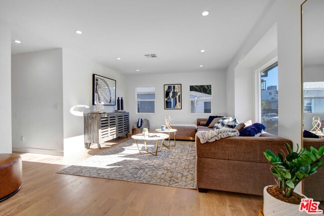 Foto del edificio - 4130 McLaughlin Ave