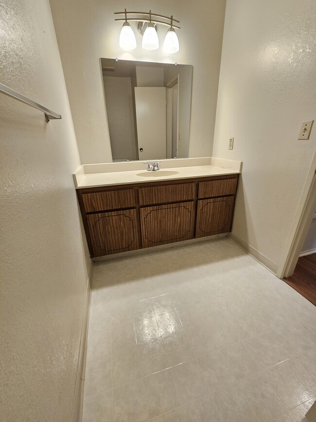 Foto del edificio - 5025 Valley Crest Dr