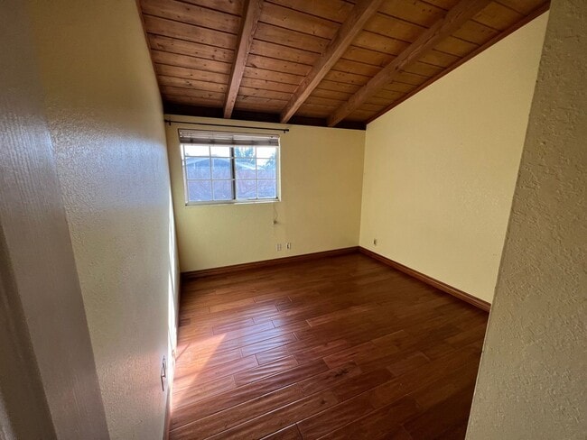 Building Photo - 3 Bed 2 Bath Home!