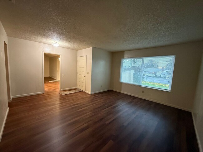 Foto del edificio - 3 bedroom 2 bath available now!