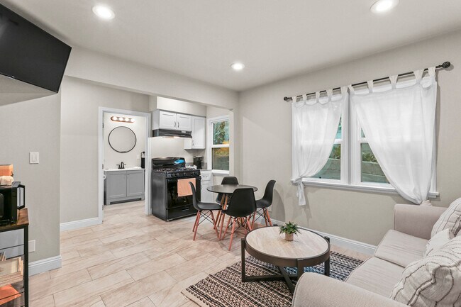 Sala de estar con vista a la cocina - 610 E Fairview Blvd