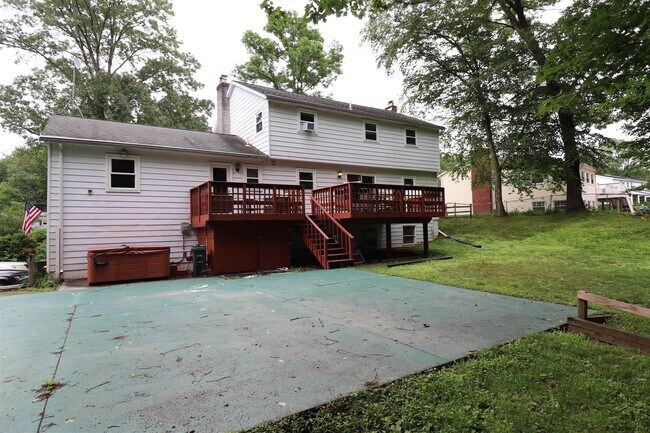 Building Photo - 8 Sweet Brier Dr