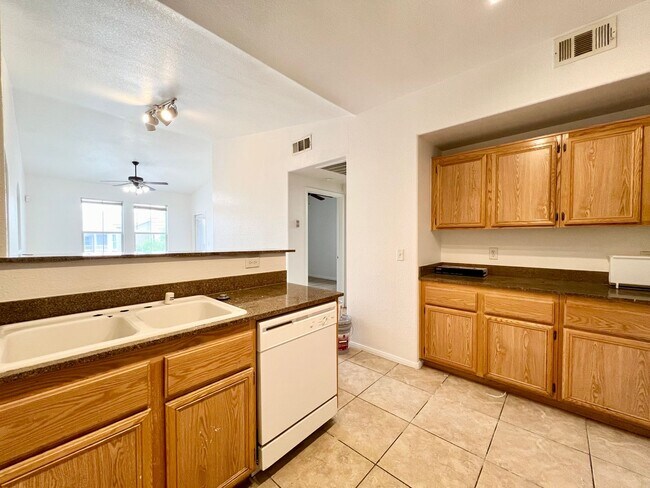 Foto del edificio - COMING SOON! UPGRADED 1BD/1BA GATED CONDO ...