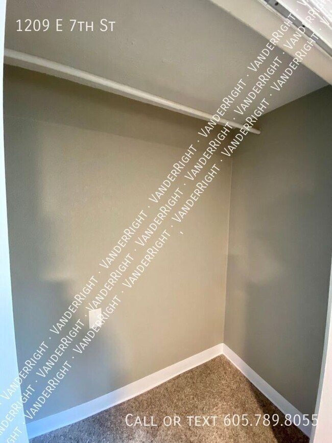 Building Photo - Updated 3 Bedroom House With Fenced Yard!