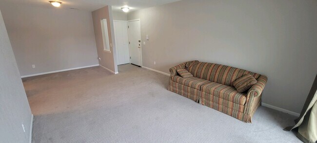 livingroom - 5400 Maple Rdg