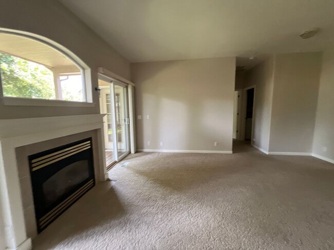 Foto del edificio - River Road Craftsman Style Home