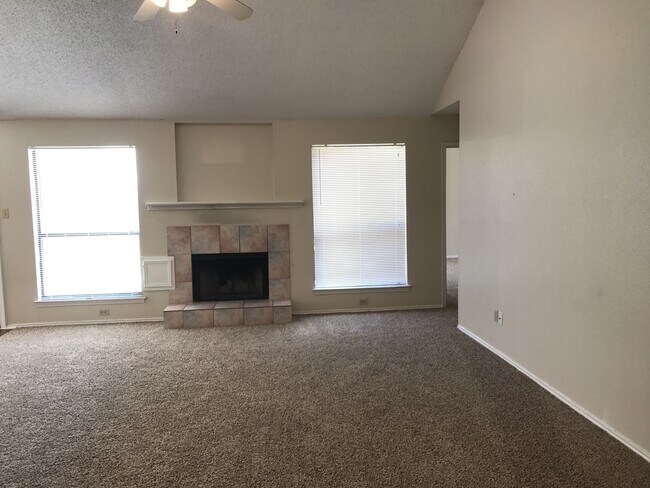 Foto del edificio - Welcome home to 5022 Cabin Lake!