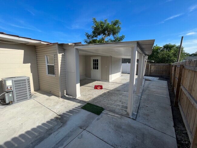 Foto del edificio - 8506 Temple Park Dr