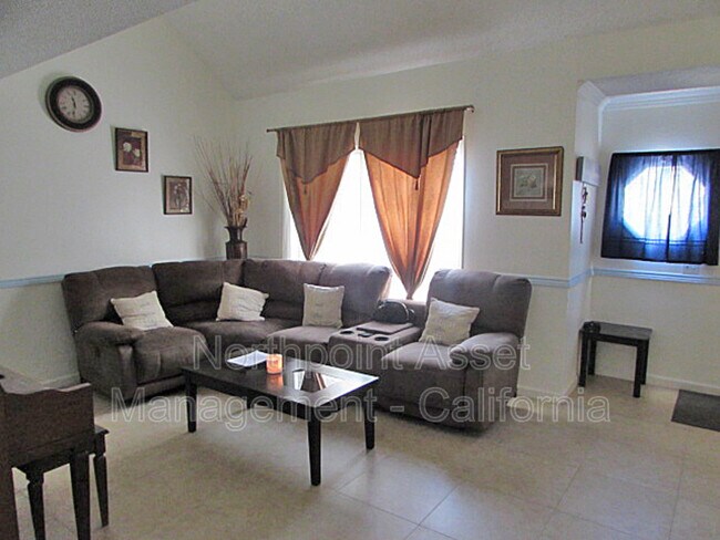 Foto del edificio - 1855 Pepper Tree Ln E