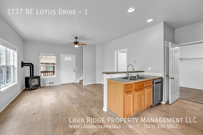 Foto del edificio - 1737 NE Lotus Dr