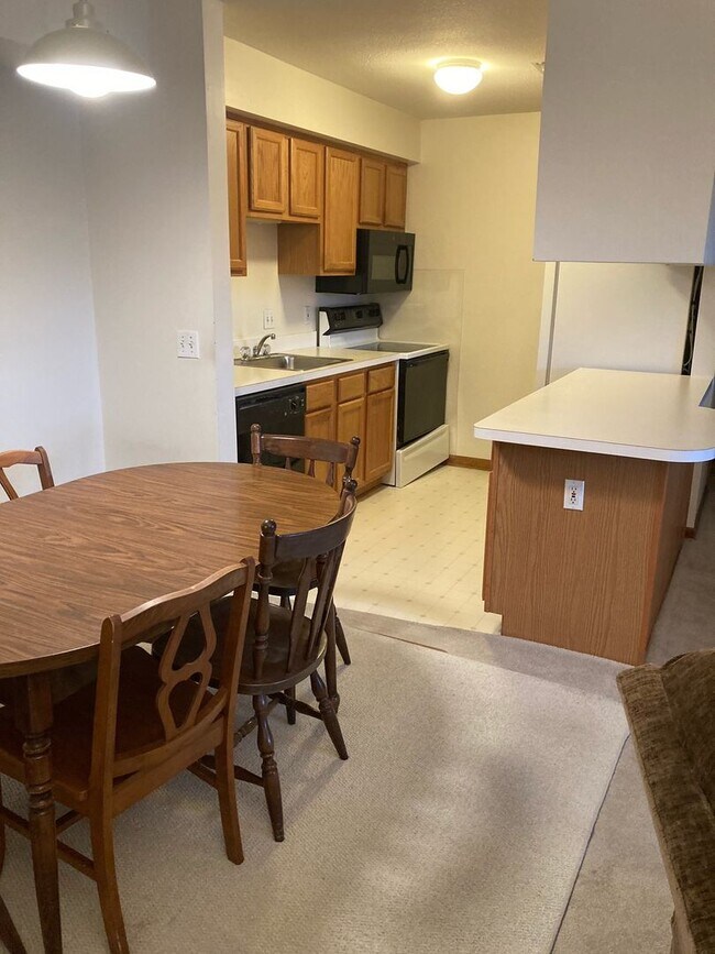 Foto del edificio - Two Bedroom Condo near St. Joes & EMU | Parking + Laundry