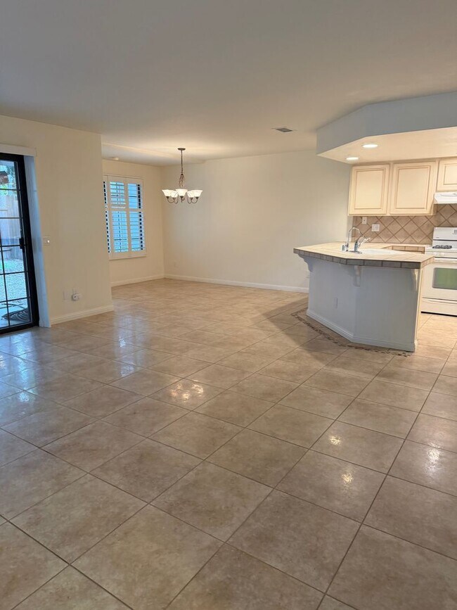 Foto del edificio - Three bedroom two and a half bath Condo