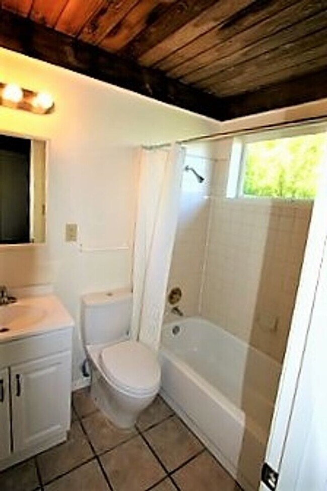 Foto del edificio - Private, sunny top floor 1BD/1BA unit in a gated community, and only three blocks from N Berkeley...