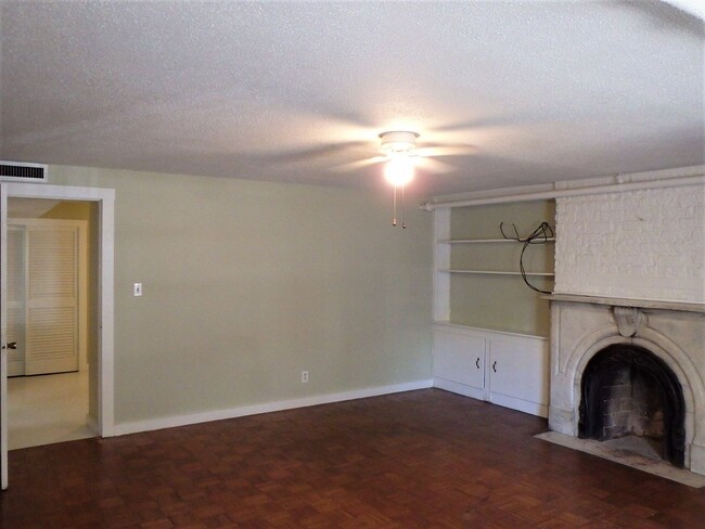 Building Photo - Charming One Bedroom Apartment close to Fo...