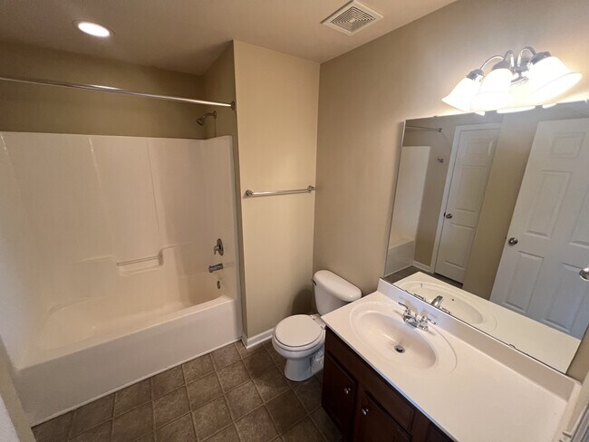 Foto del edificio - 1221 Briar Rose Ln